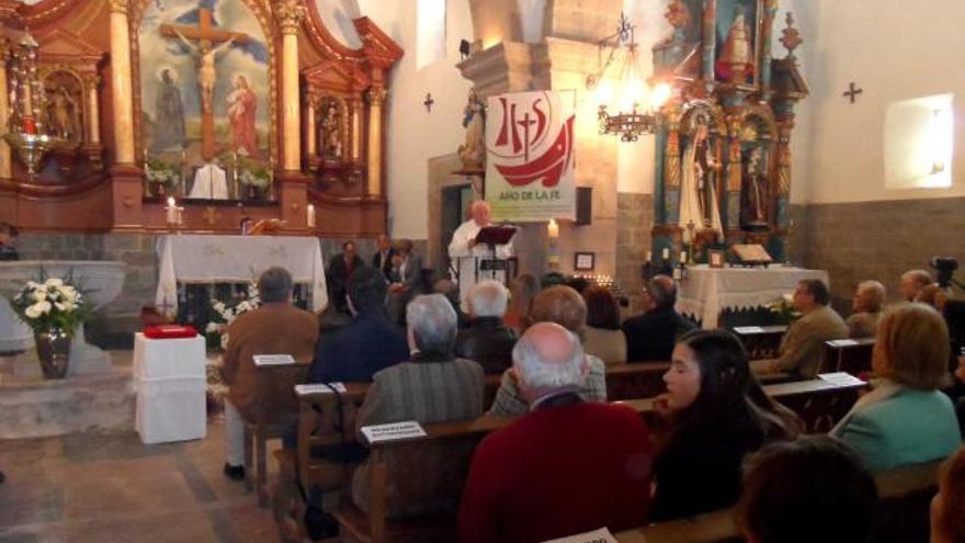 Asistentes a la misa celebrada ayer en la iglesia de Santianes de Molenes.