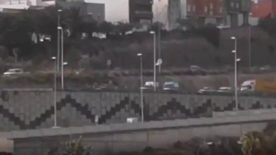 El accidente en la Circunvalación en el que volcó un vehículo generó largas retenciones