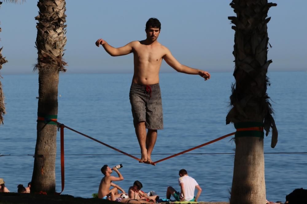 La subida de las temperaturas de los últimos días, que tendrá el sábado sus máximas, ha llevado a muchos malagueños a las playas de la capital