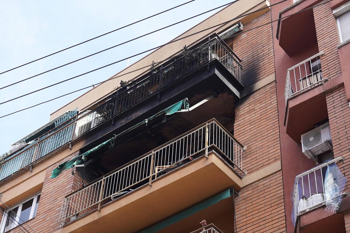 Les imatges del pis incendiat en un bloc del barri de Sant Narcís