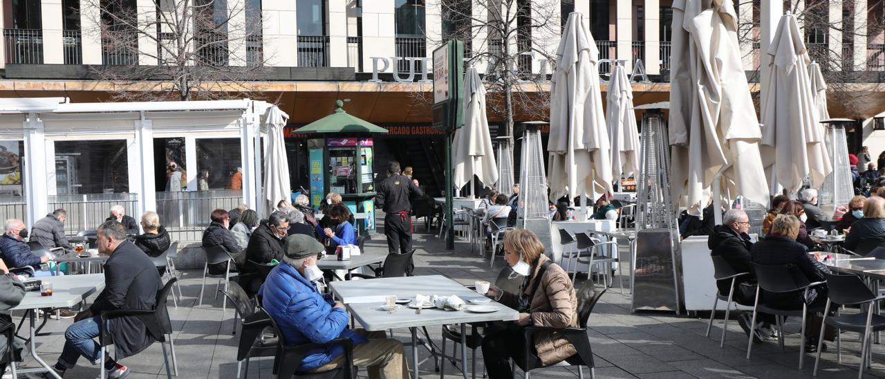 Varias personas toman algo en el centro de Zaragoza.