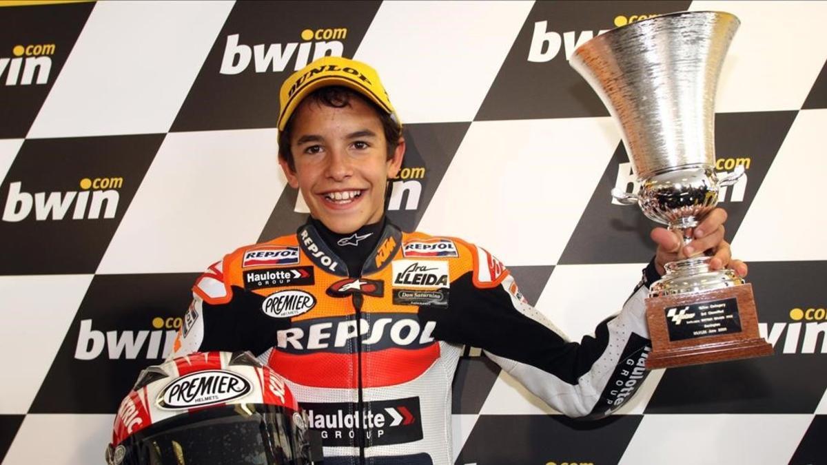 Marc Márquez, con 15 años, en el podio (3º) del GP de Bra Bretaña de 125cc.