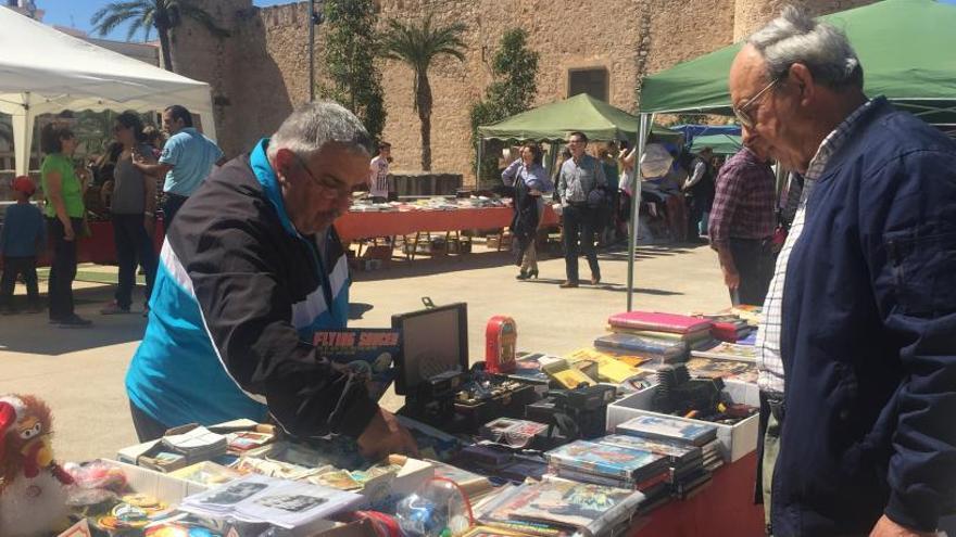 Una imagen del mercadillo de antigüedades, esta mañana, en Traspalacio