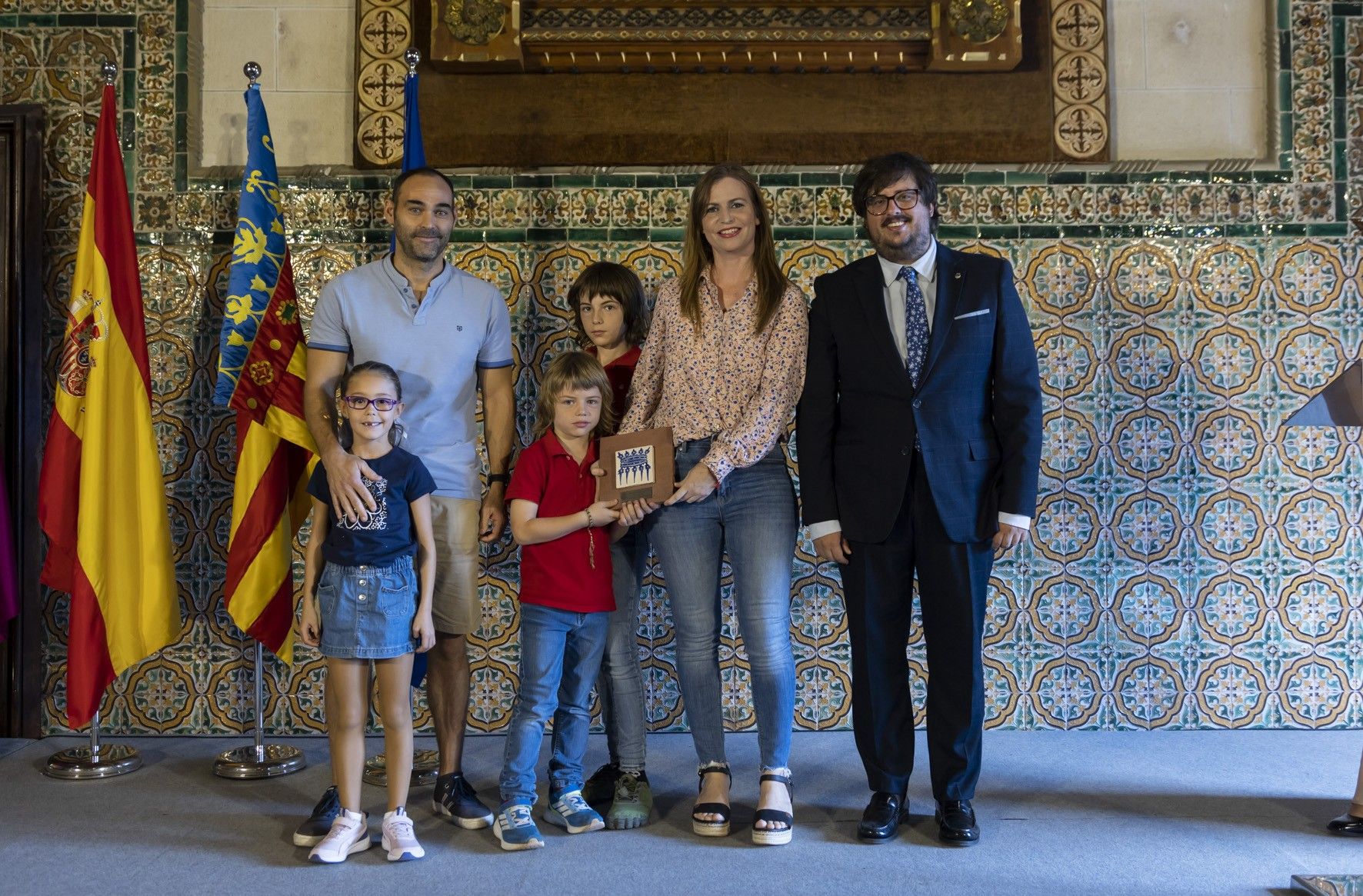 Las imágenes del Acto Cívico que reconoce a personas y colectivos de Gandia