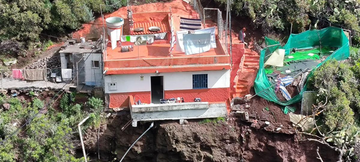 Imagen de la casa que ha sido precintada ante el peligro de derrumbe que presenta tras las últimas lluvias en el barrio de El Moreno.