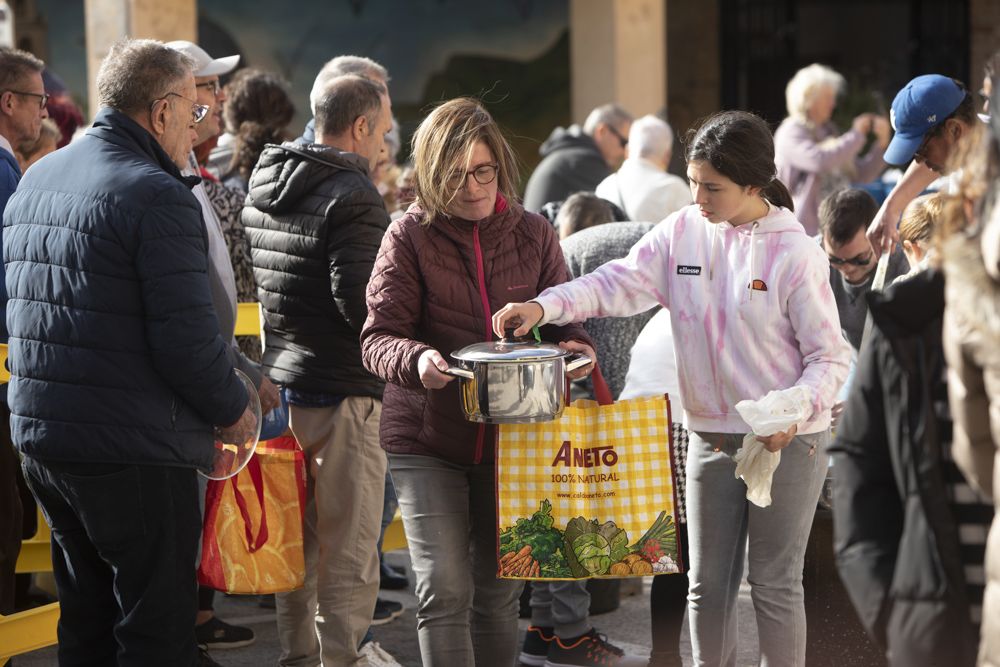 Reparto de Calderas en Albalat dels Tarongers el Día de la Purísima