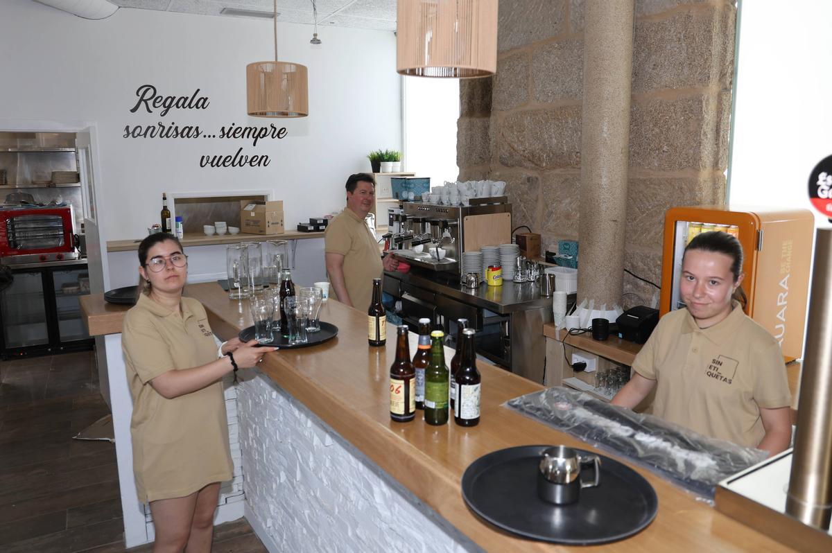 A Ramallosa, Nigrán. Usuarios del centro de Juan María que van a llevar la Cafetería Centro da Terceira Idade, que abre mañana