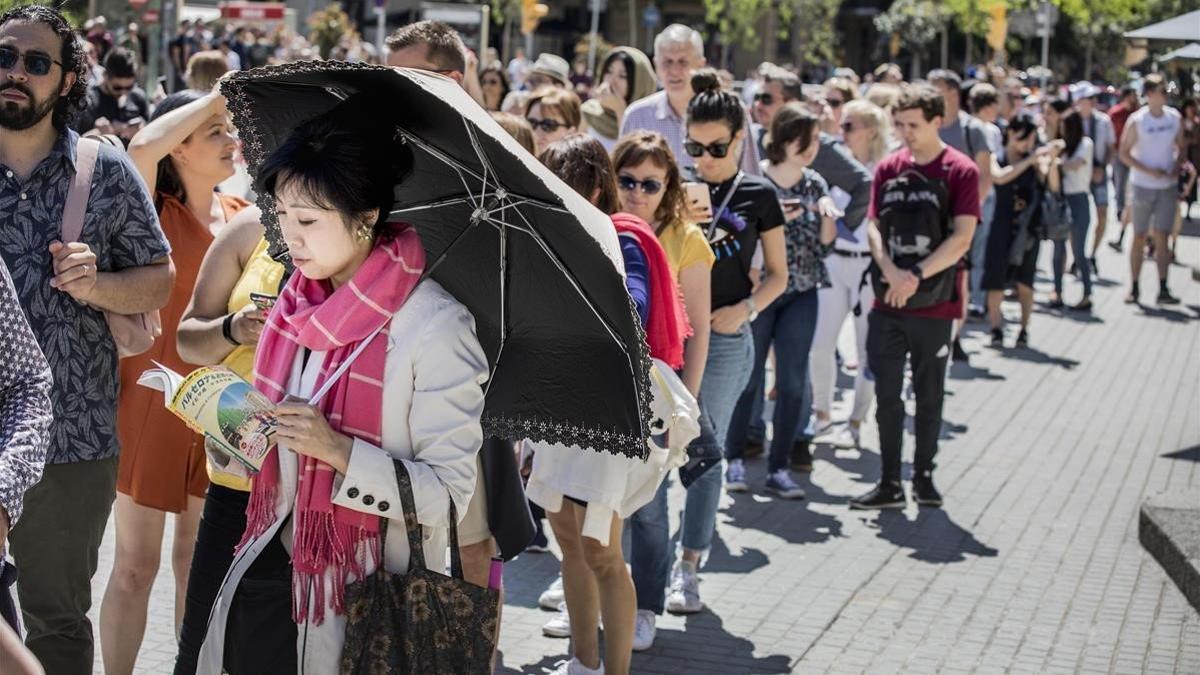 Cola de turistas para visitar la Sagrada Família.