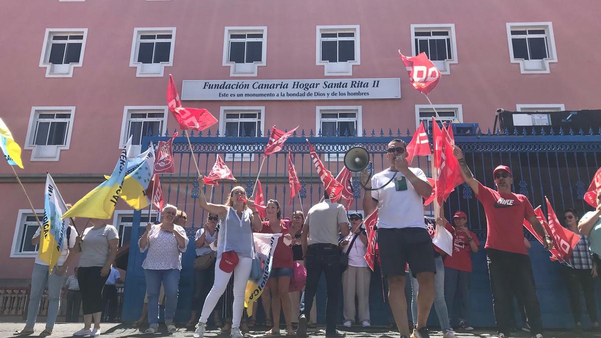 Protesta en el exterior del Hogar Santa Rita