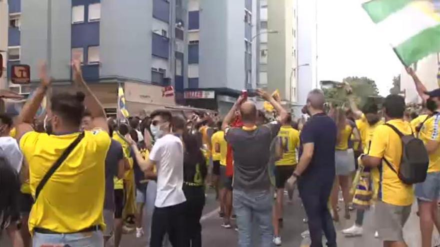El 'no ascenso' del Cádiz se vive con aglomeraciones y gente sin mascarillas en la calle