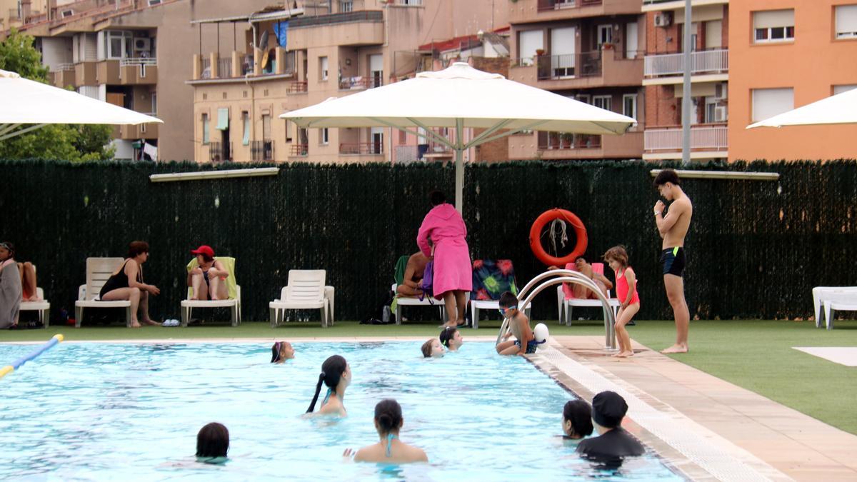 El toples está permitido en las piscinas municipales.