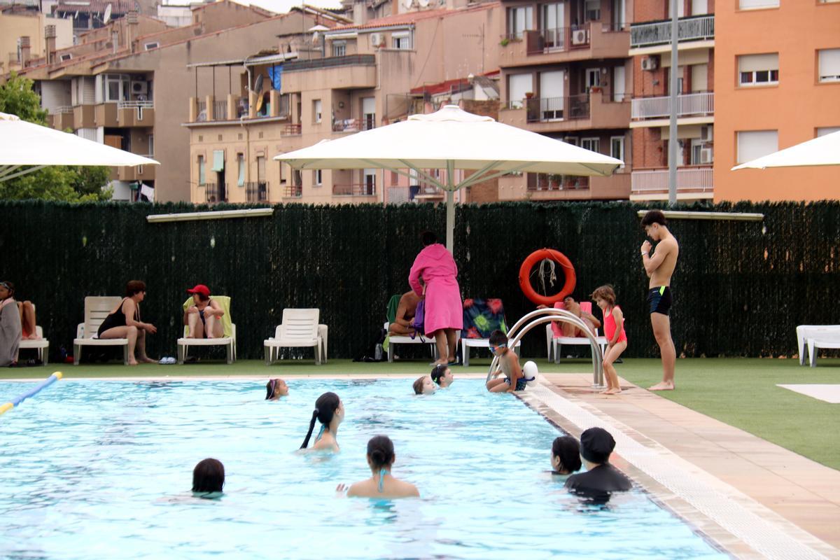 El dret a fer ‘topless’ també arriba a les piscines comunitàries: «La llei s’aplica per a tothom»