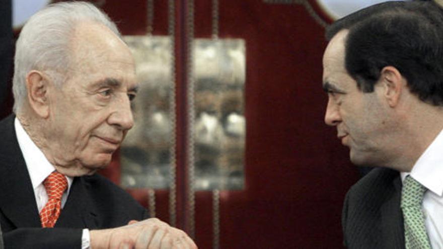 Simon Peres junto a José Bono en el Congreso de los Diputados.