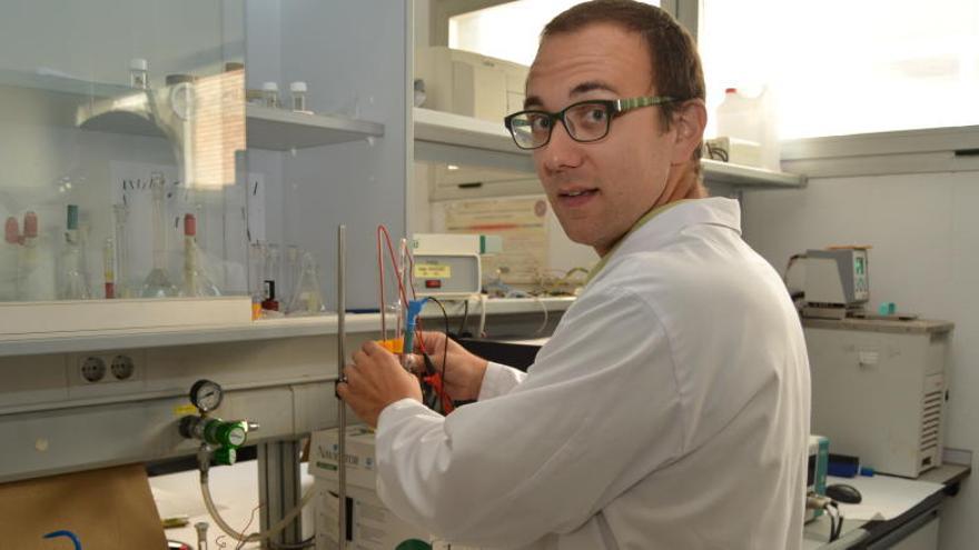José Gabriel Martínez Gil en el laboratorio de Electroquímica y Materiales Inteligentes.