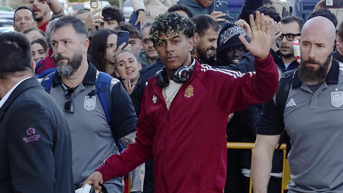 Llegada de la selección española previa al partido amistoso contra Egipto,  Lamine Yamal