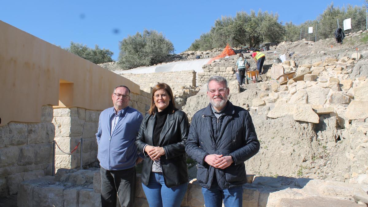 La alcaldesa ha visitado este jueves las obras que se desarrollan en Torreparedones.