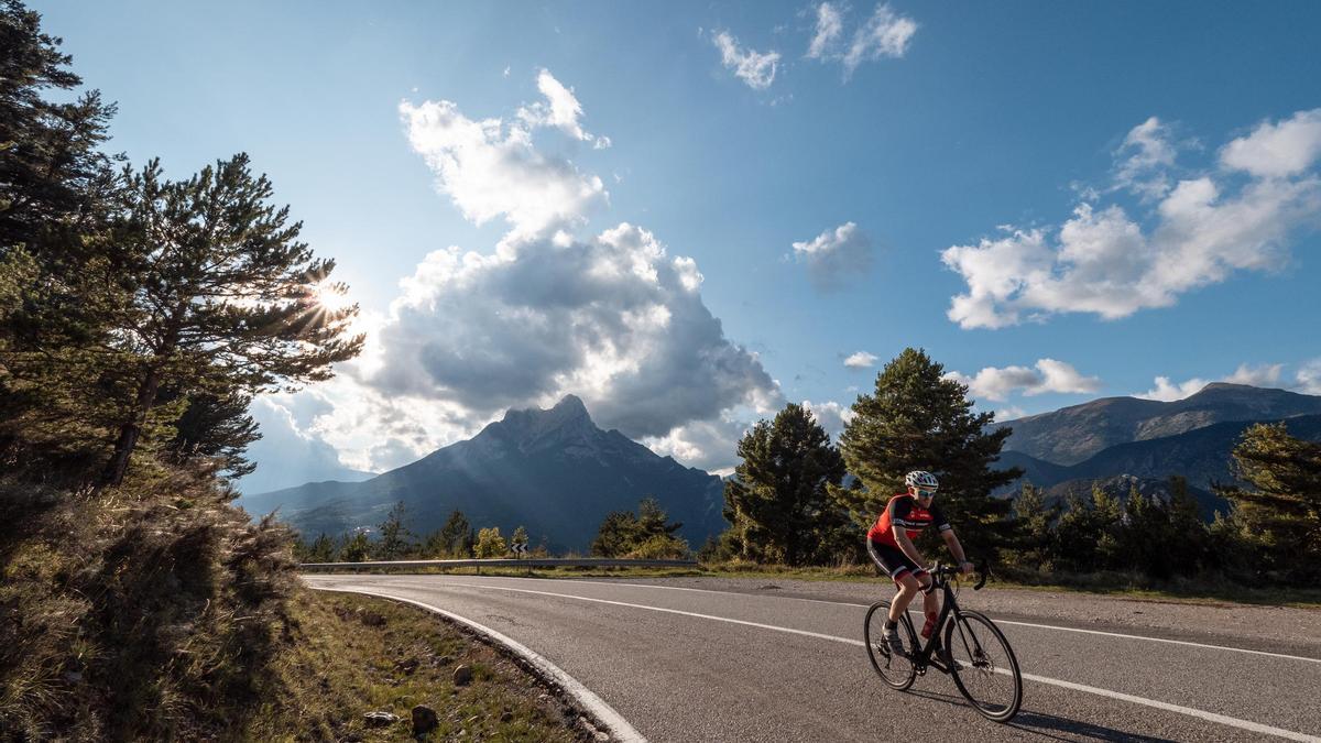 Un ciclista recorriendo un tramo de la ruta Minera en la comarca del Berguedà