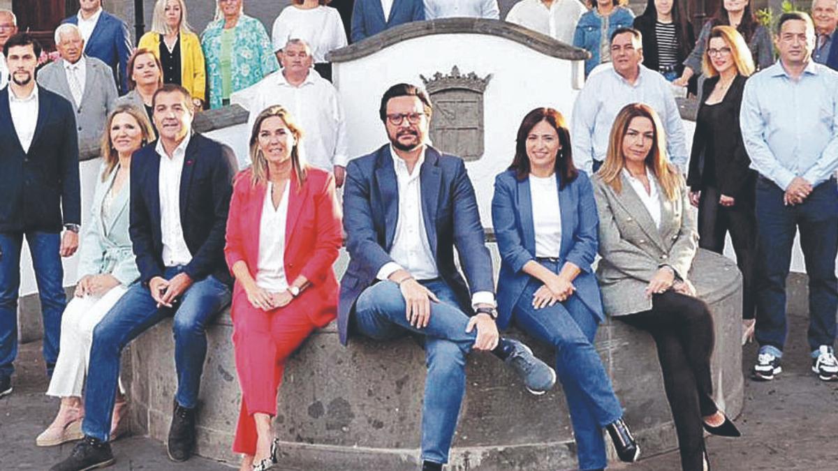 Sergio Ramos rodeado de integrantes de su candidatura a la alcaldía de Telde.