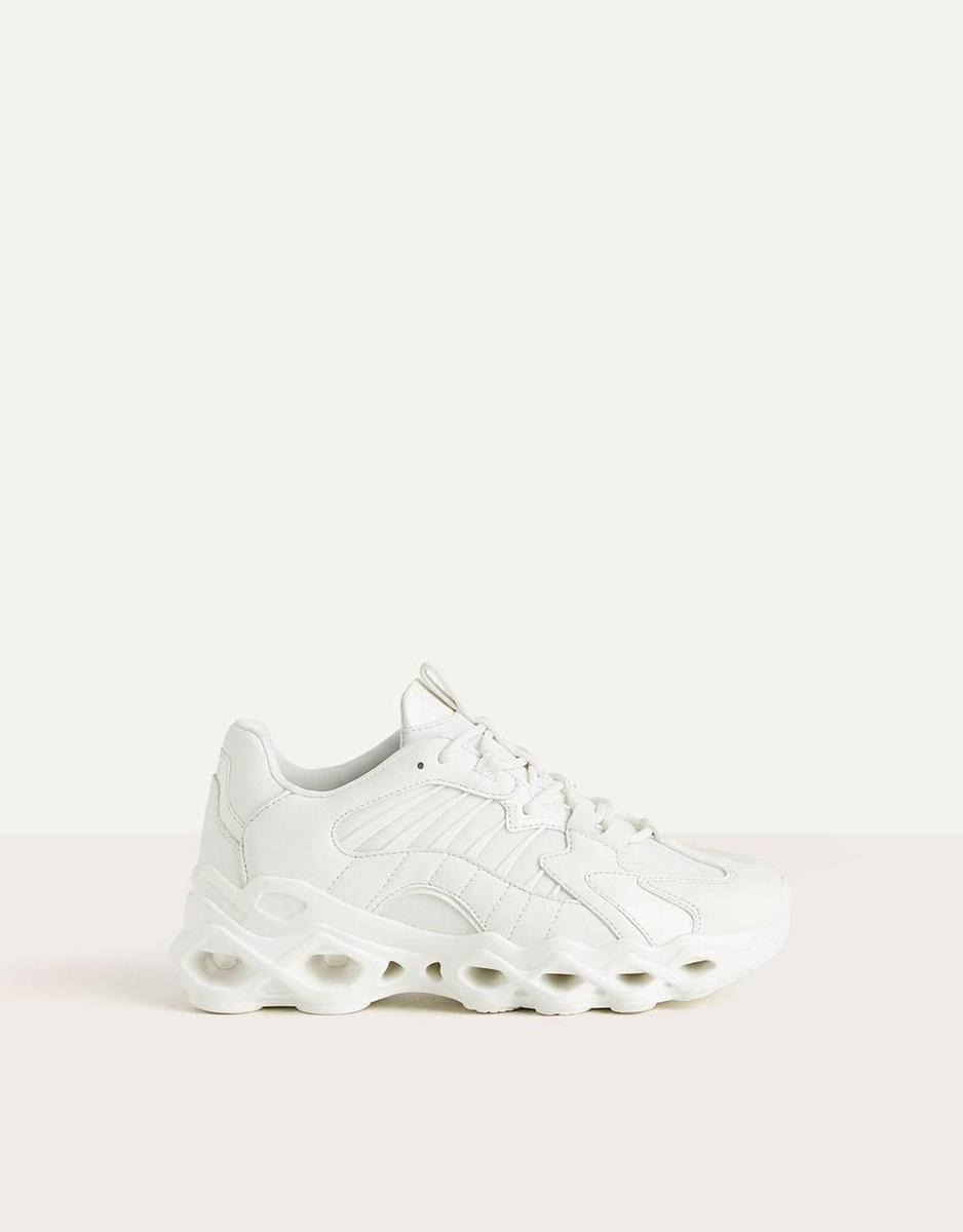'Sneakers' blancas de Bershka. (Precio: 45,99 euros)