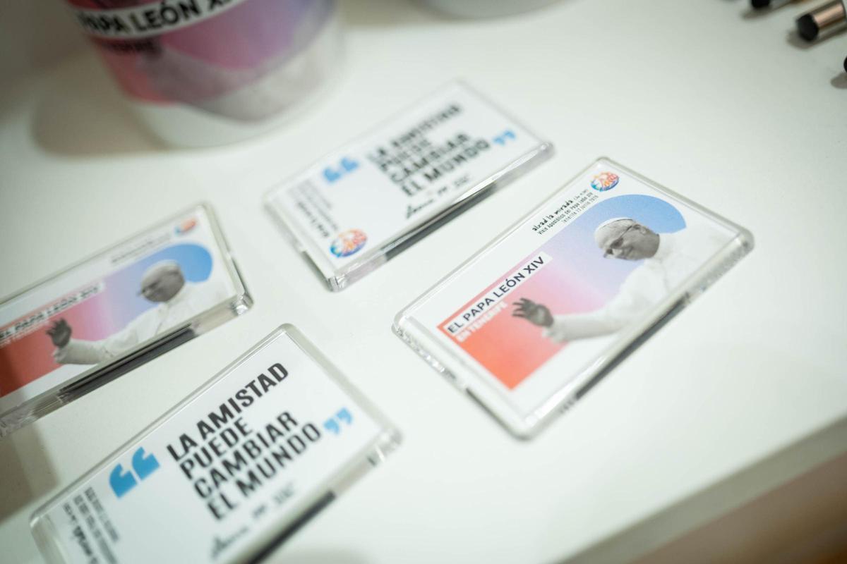 Productos promocionales de la visita del papa León XIV a Tenerife