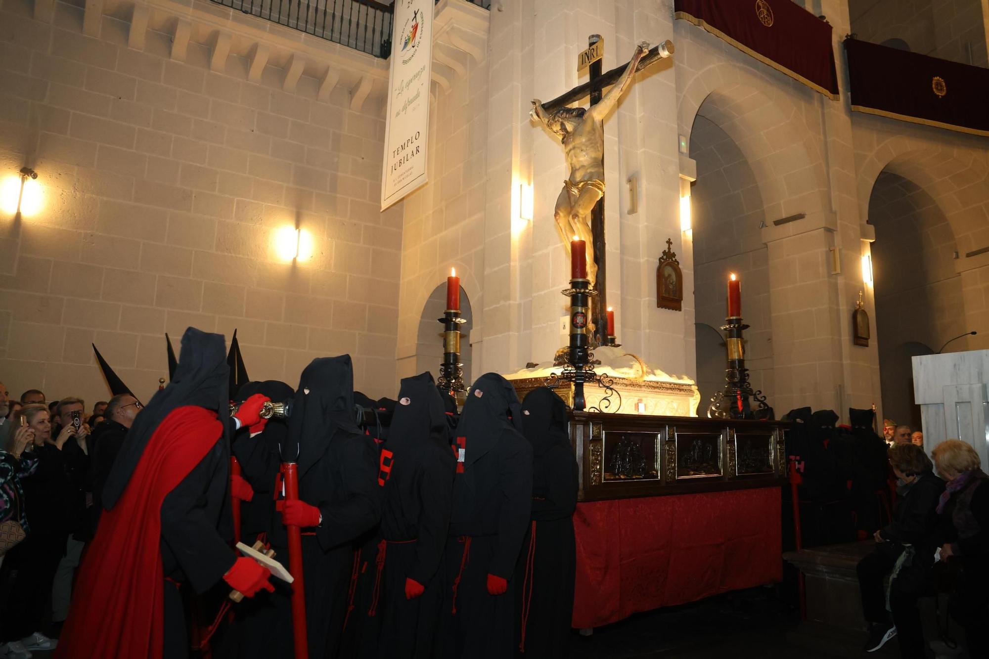 El Cristo de la Buena Muerte reina en el Jueves Santo de Alicante