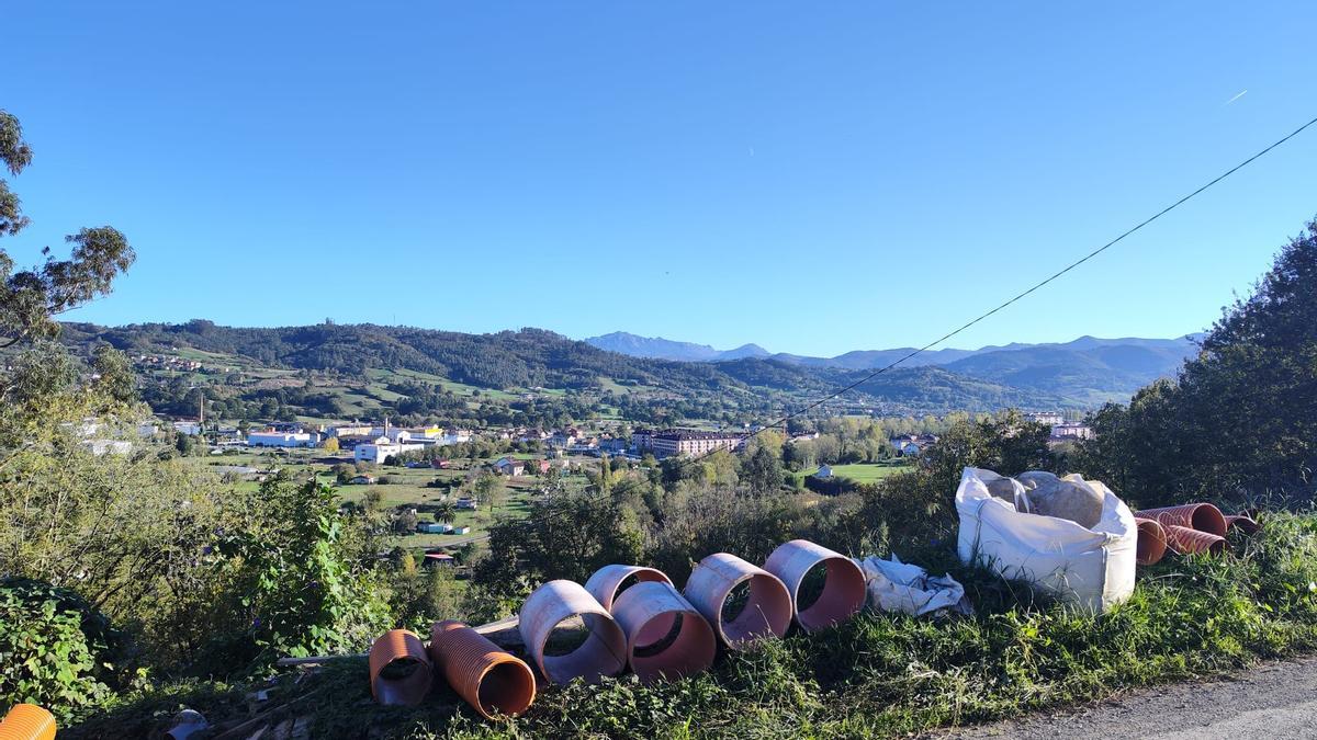 Materiales de la obra, en las inmediaciones de la iglesia de Castañeo, con una vista sobre la zona de La Cardosa y la recta de Peñaflor.