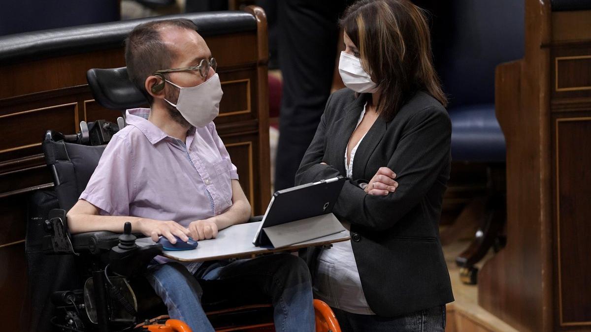 Los portavoces parlamentarios de PSOE y Unidas Podemos, Adriana Lastra y Pablo Echenique, charlan en el Congreso el pasado 22 de octubre.