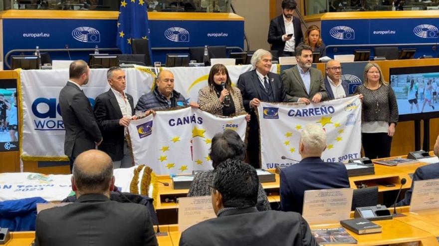 La alcaldesa, Amelia Fermández, en el centro, con el micro, junto a autoridades municipales y parlamentarios europeos, ayer, durante el acto de entrega de la distinción.