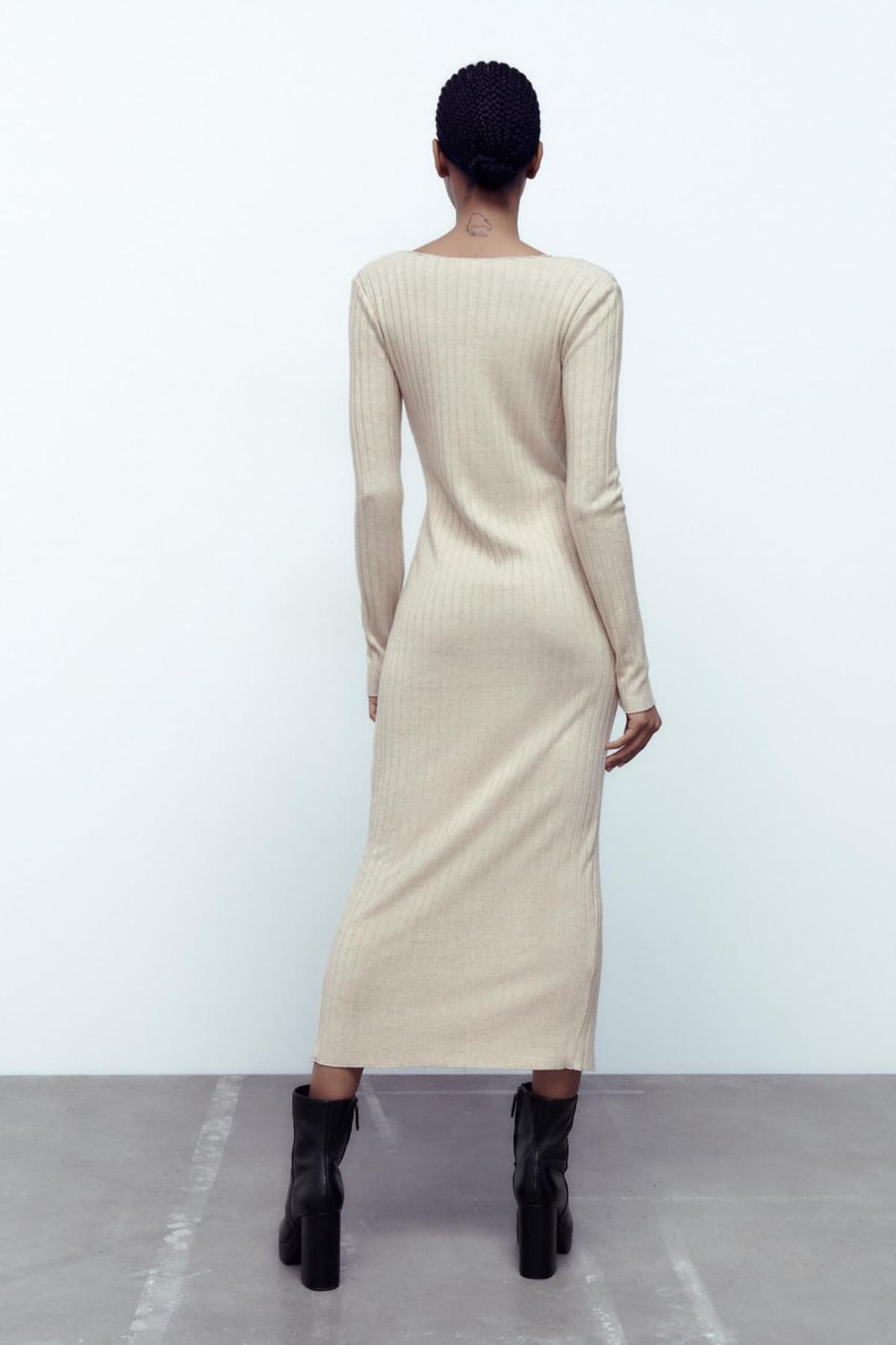 Vestido de punto beige de Zara.