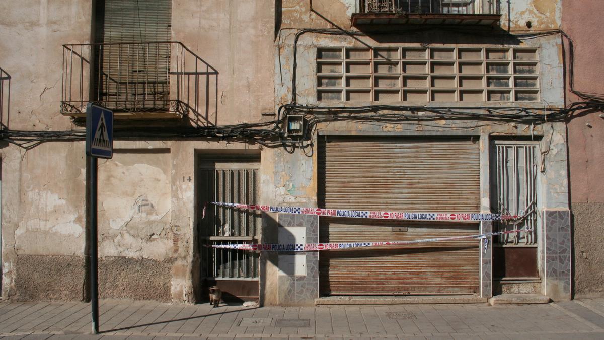 Una vivienda de Lorca precintada tras la marcha de unos okupas, este año.