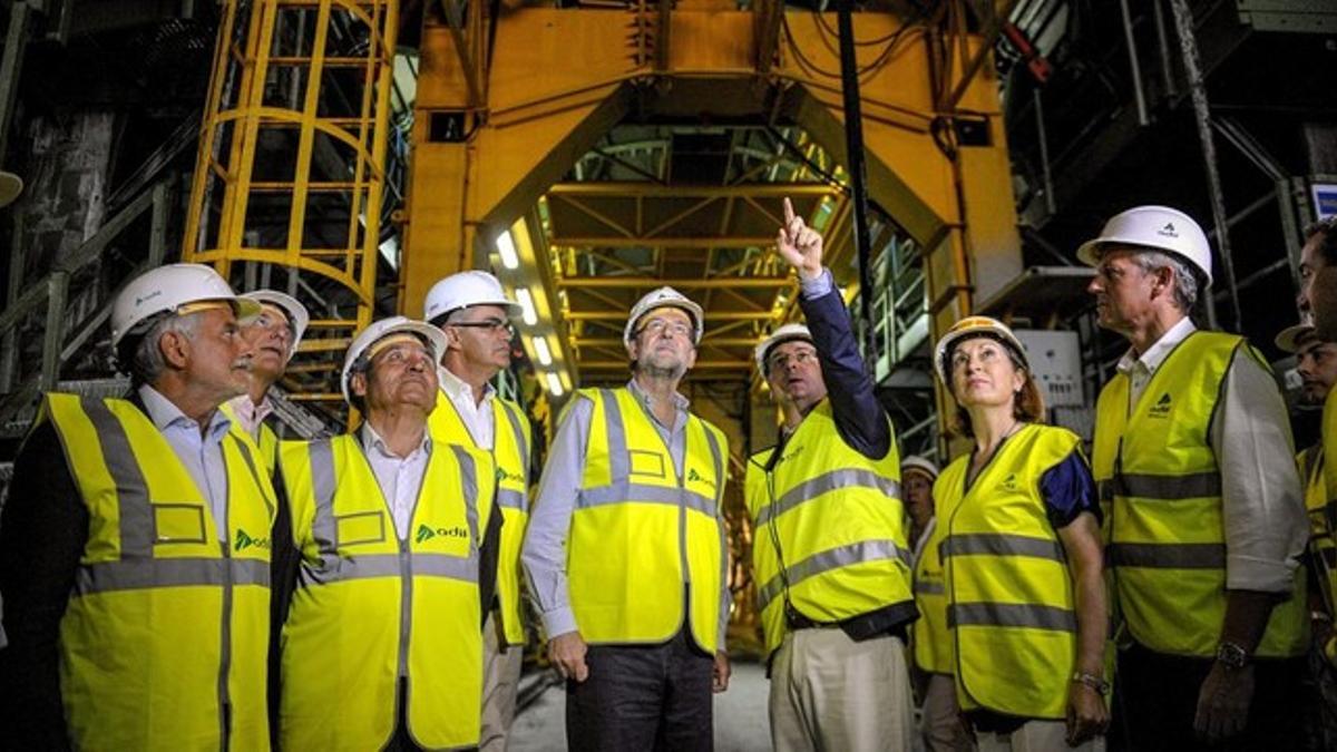 Mariano Rajoy, junto a la ministra de Fomento, Ana Pastor, durante la visita a las obras del AVE a Galicia.