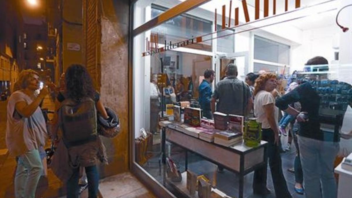 Autores emergentes 8 La tienda Espai Literari, en la noche de su estreno, la semana pasada.