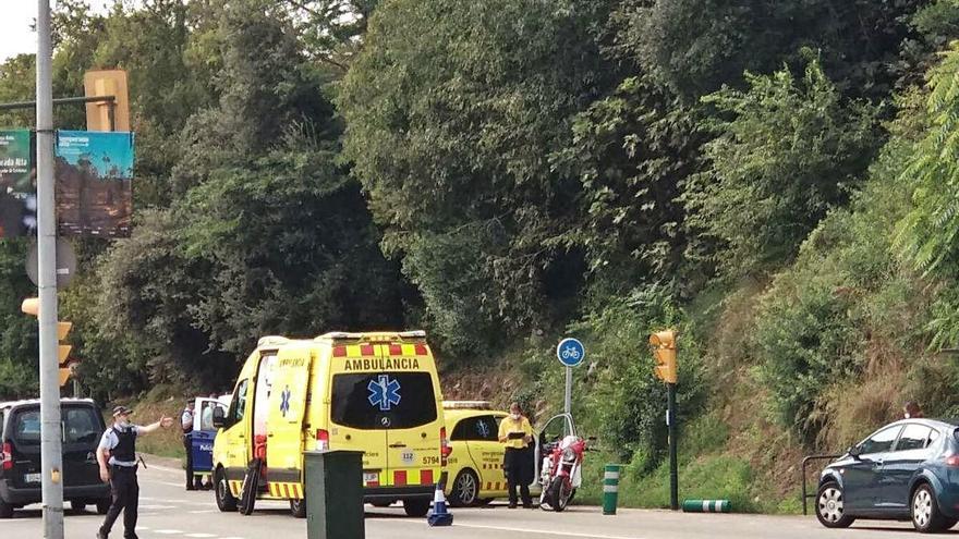 Girona: un motorista, ferit en un xoc amb un cotxe