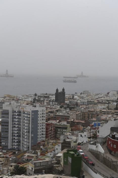 24-02-20 LAS PALMAS DE GRAN CANARIA. DIFERNETES LUGARES. LAS PALMAS DE GRAN CANARIA. METEOROLOGIA. Calima.    Fotos: Juan Castro.