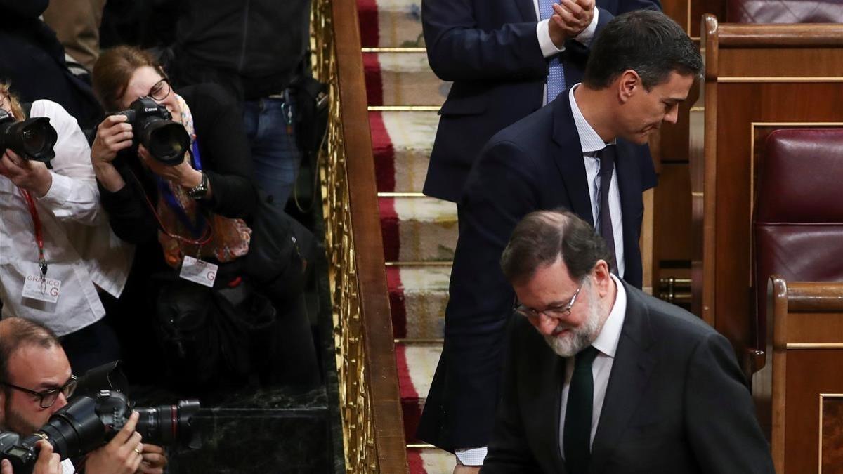 Mariano Rajoy Pedro Sánchez, se saludan tras conocer los resultados de la votación.