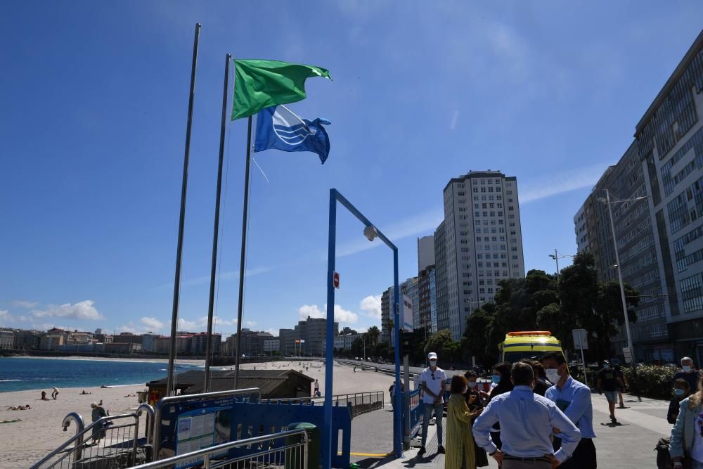 Izado de la Bandera Azul en la playa de Riazor