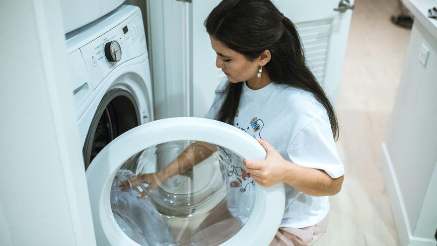 Arrasa en TikTok. Este truco sirve para secar la ropa antes de tenderla  usando sólo la lavadora