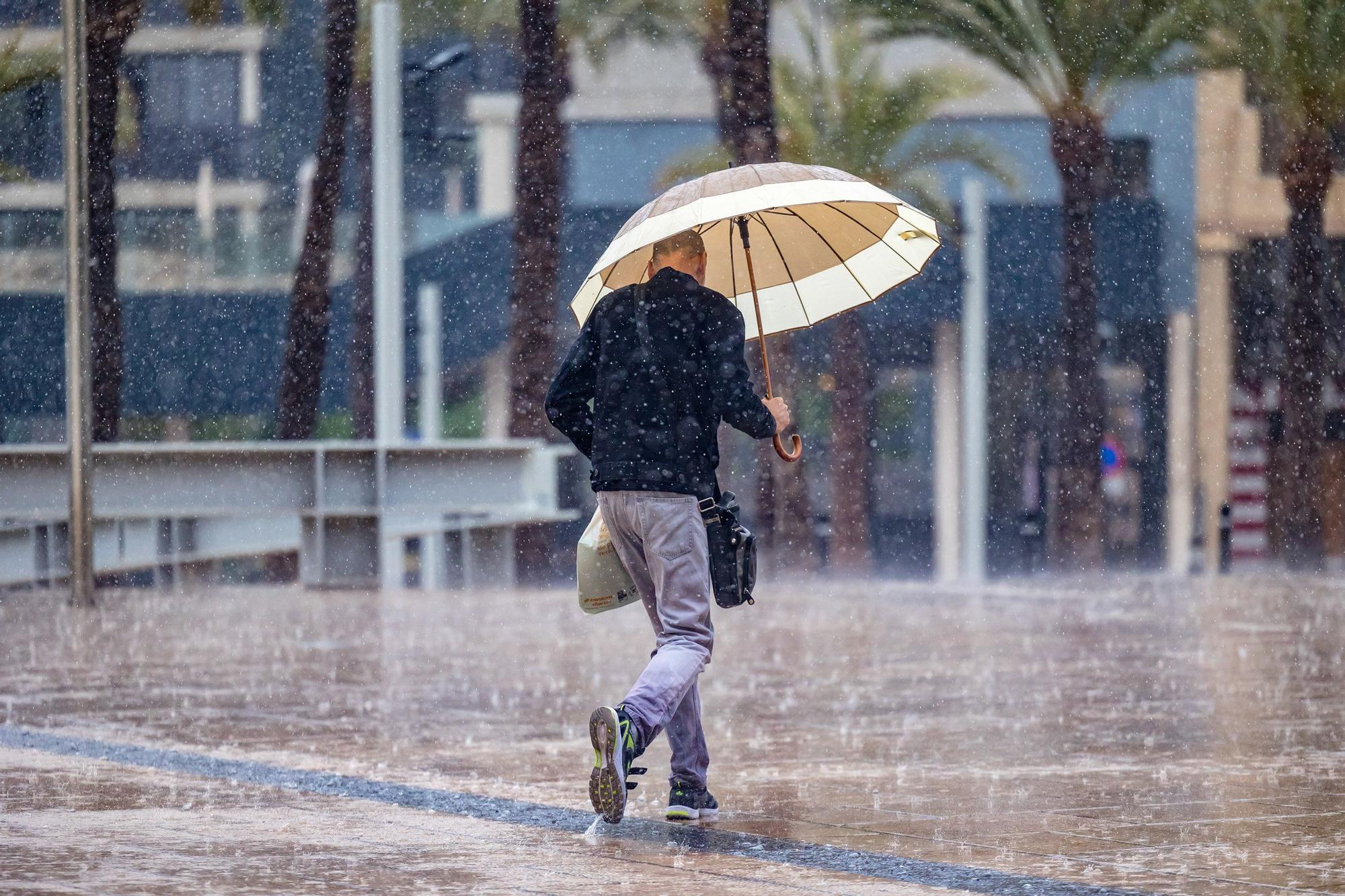 Lluvia cayendo con intensidad en Benidorm