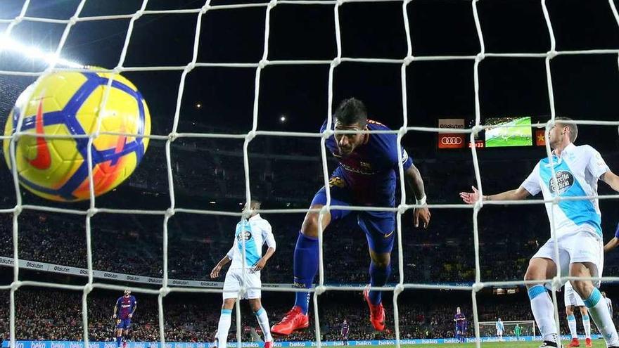Paulinho marca el cuarto gol del Barcelona ante el Deportivo, en el partido celebrado ayer en el Camp Nou. // Albert Gea
