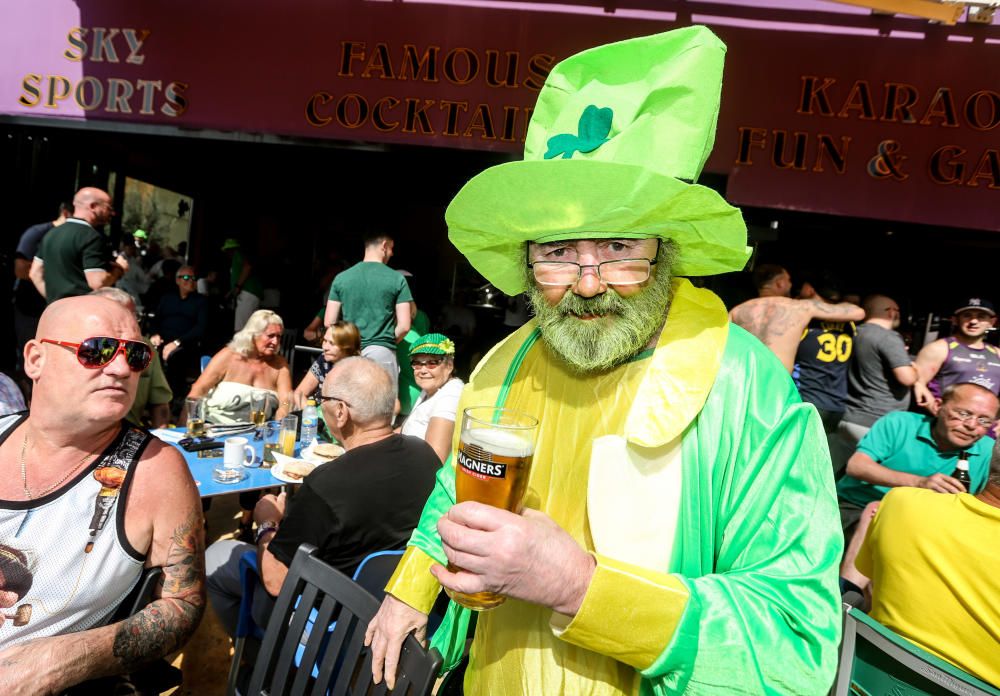 Cientos de turistas y vecinos celebran la fiesta nacional irlandesa y tiñen las calles de verde