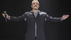 Miguel Bosé, en un concierto en el Auditori Fòrum de Barcelona. 