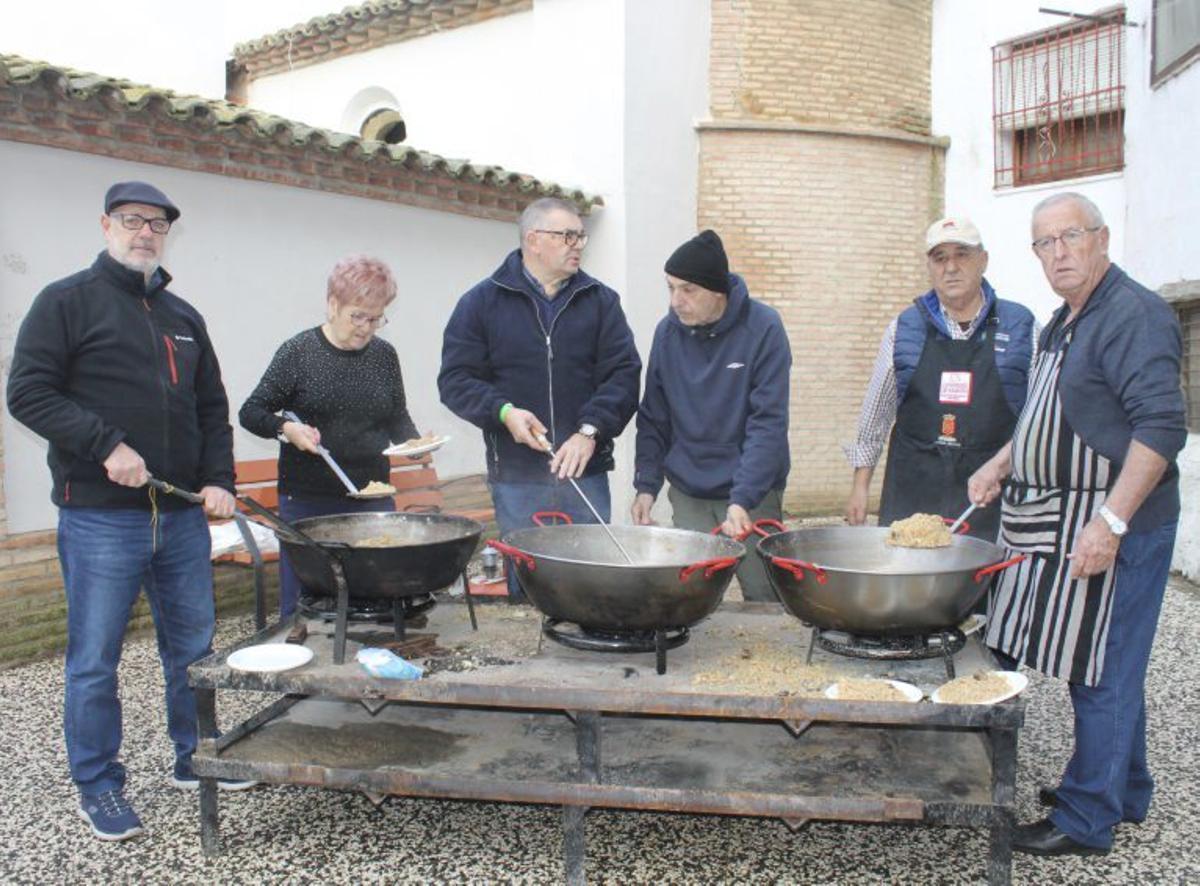 Se repartierom  migas entre los asistentes.