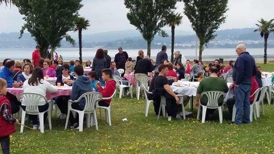 Participantes en el desayuno saludable, ayer, en el paseo marítimo.