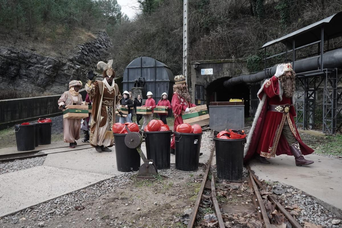 Un centenar d'infants acompanyen els reis a recollir el carbó a Sant Corneli: "És molt maco i proper”