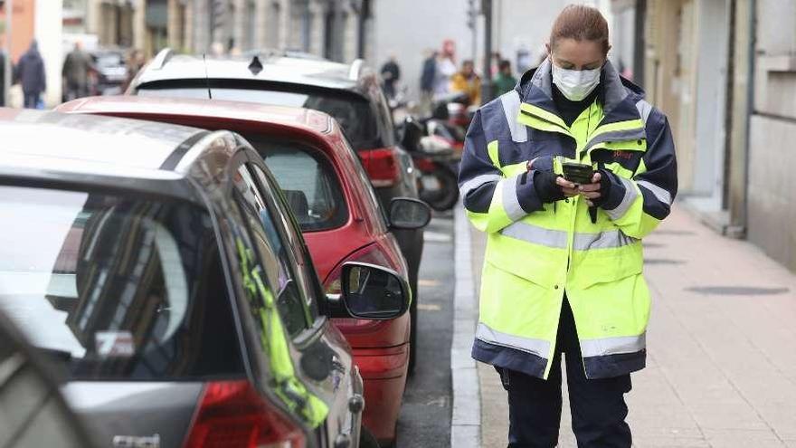 Una controladora de la ORA de Avilés, el pasado 13 de abril.