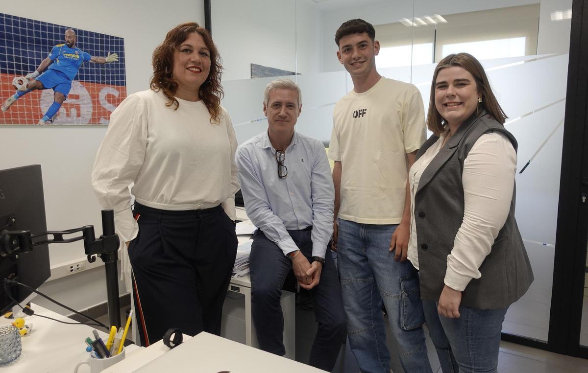 Teo Bou, jugador del juvenil A, junto a Laura Rubio, Rosana Ramírez y Carlos García, miembros del área de RRHH.