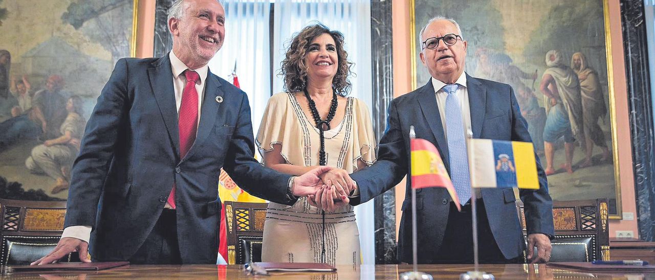 Torres, Montero y Curbelo, durante la firma del protocolo de la Estrategia Gomera 36