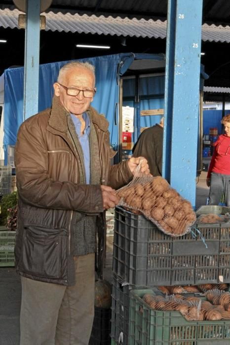 Auf dem Großmarkt wird mit Tonnen an Gemüse, Fleis