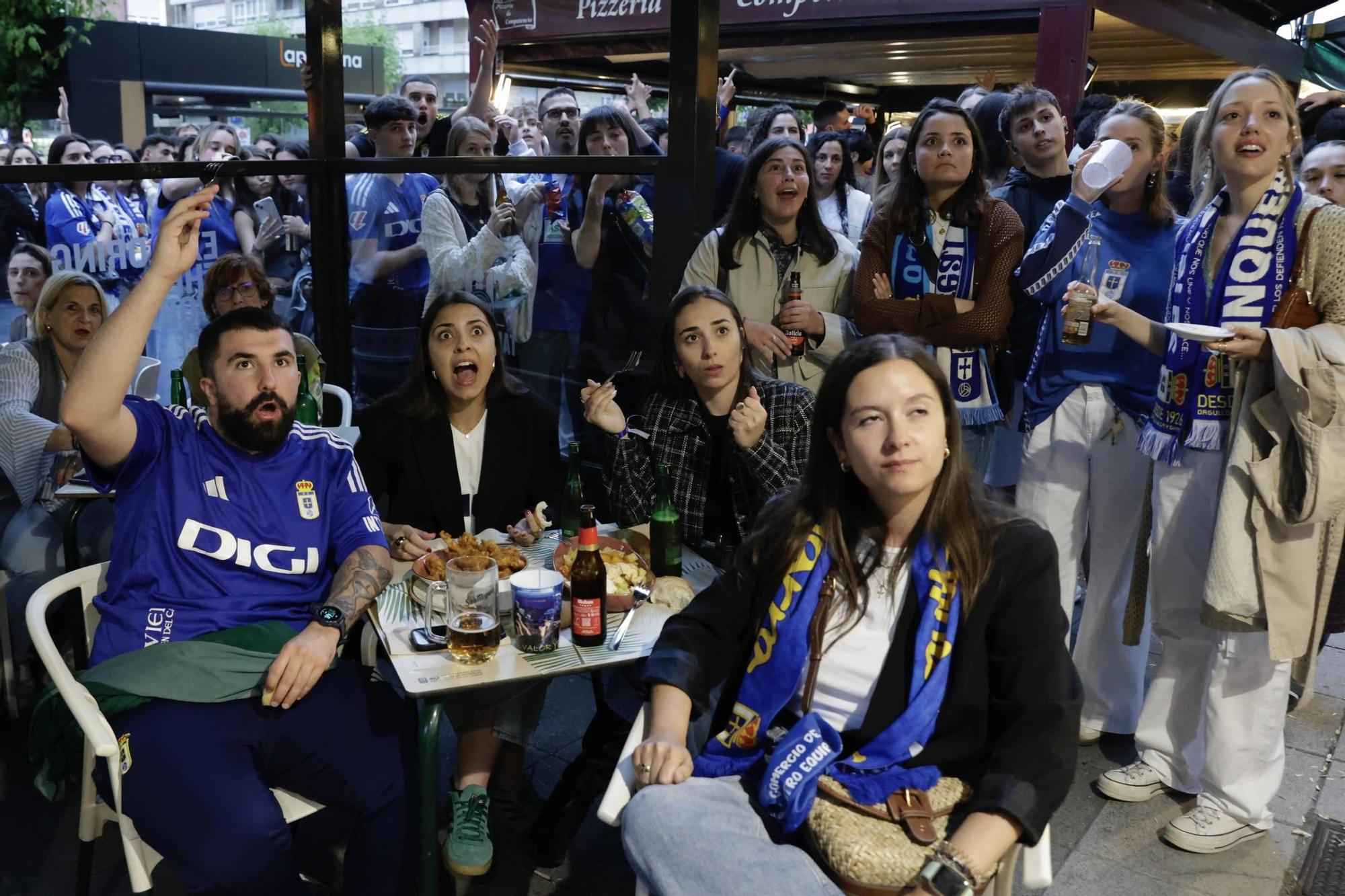 Así celebró la afición azul en Pedro Miñor la victoria del Oviedo en Almería