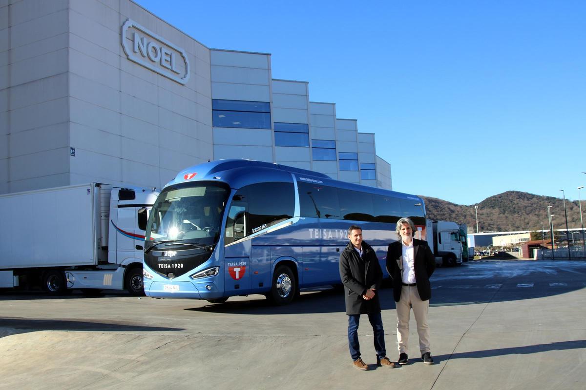 Encaixada de mans entre Gilabert i Sanantón davant d'una TEISA i de l'empresa Noel.